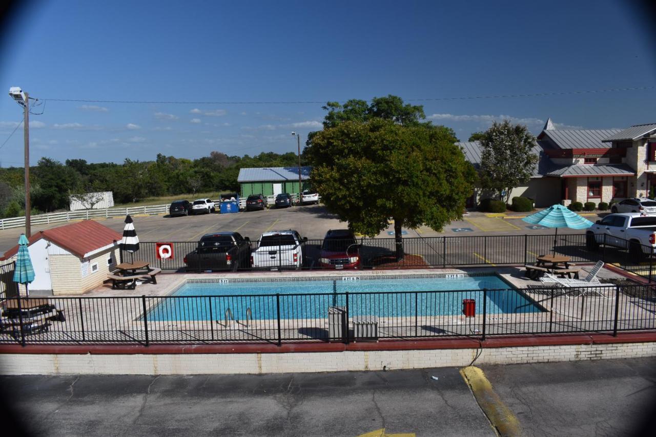 Super 8 By Wyndham Fredericksburg Hotel Exterior photo