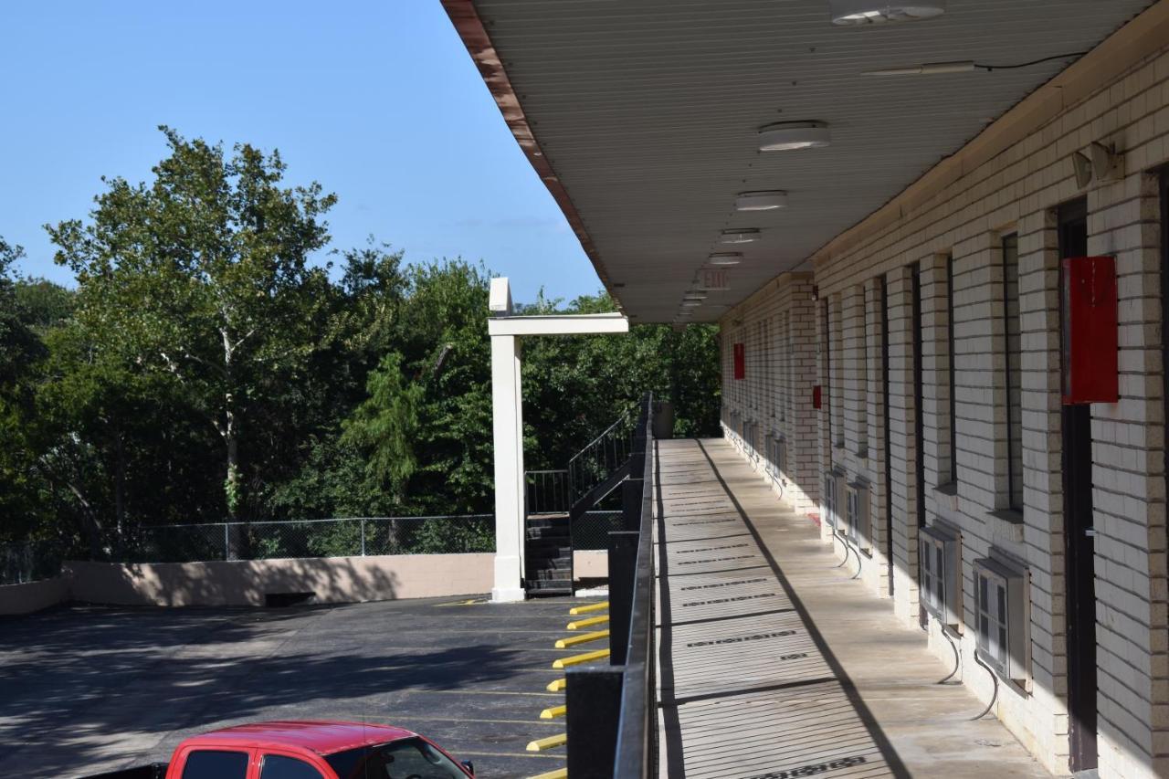 Super 8 By Wyndham Fredericksburg Hotel Exterior photo