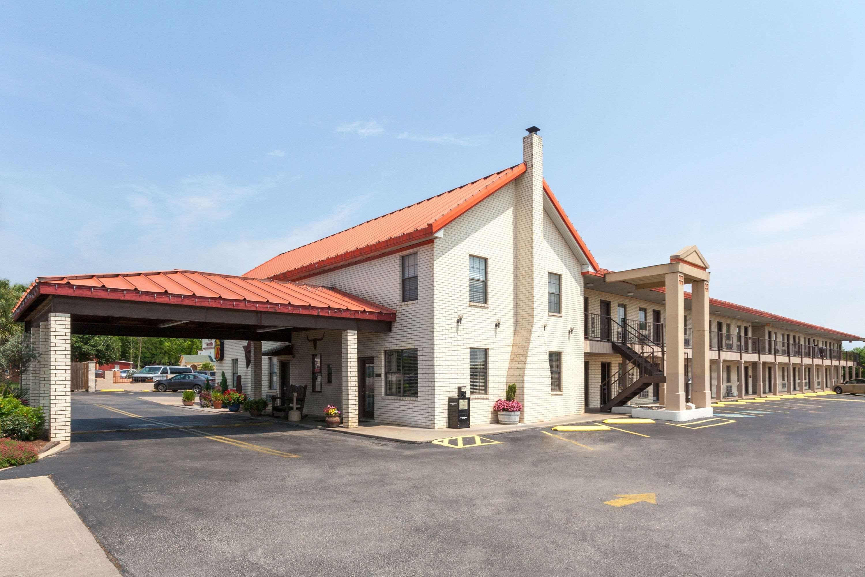 Super 8 By Wyndham Fredericksburg Hotel Exterior photo