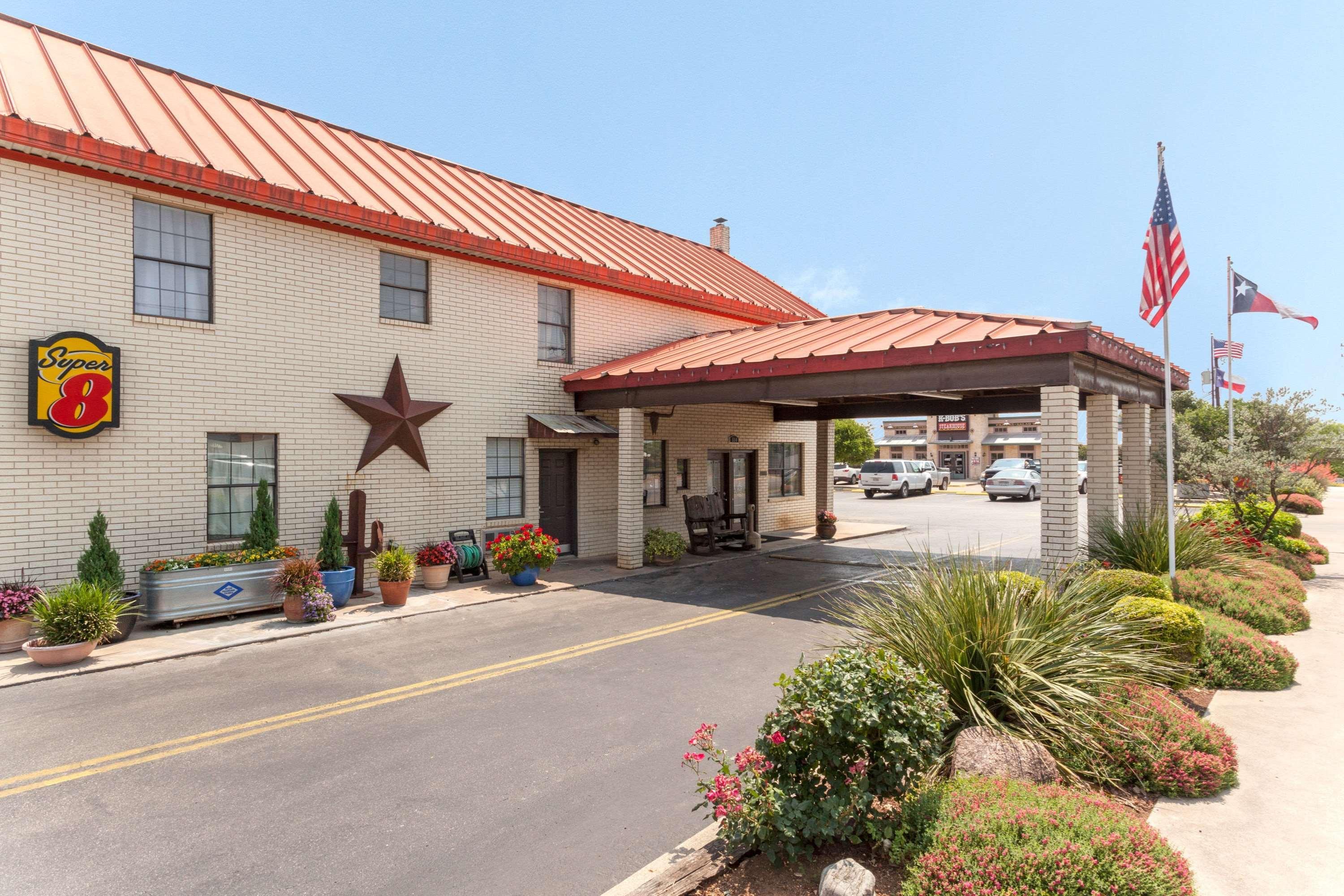 Super 8 By Wyndham Fredericksburg Hotel Exterior photo