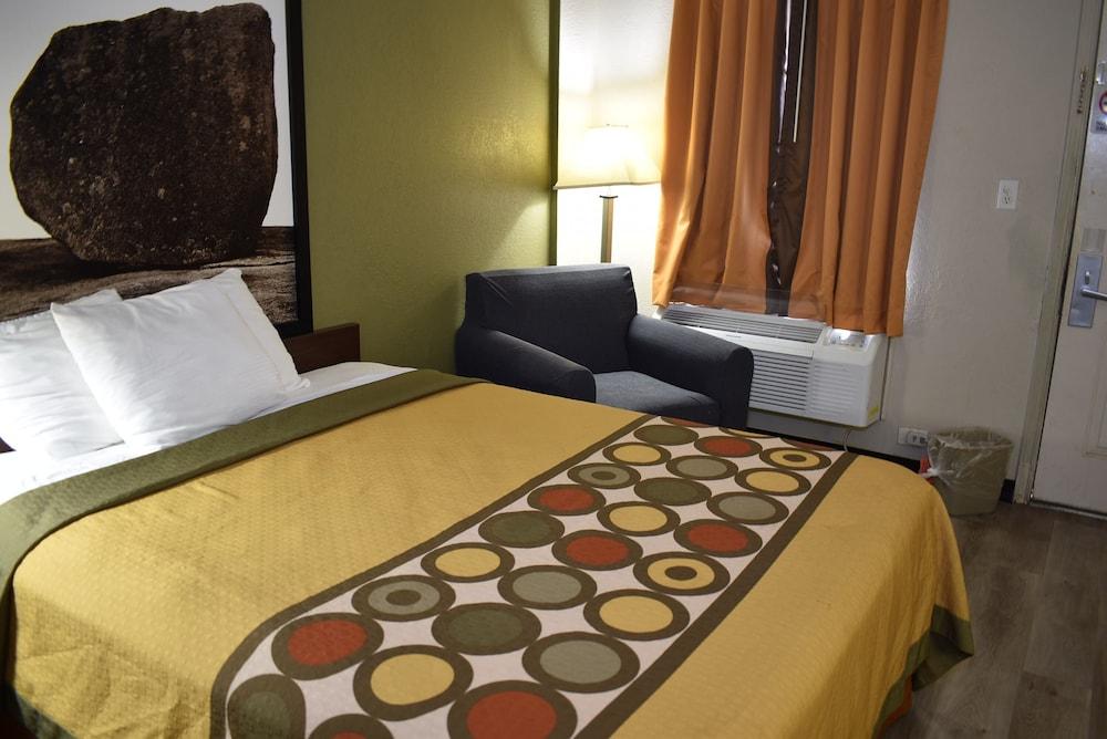Super 8 By Wyndham Fredericksburg Hotel Exterior photo