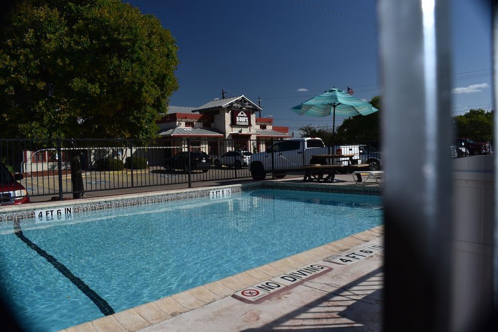 Super 8 By Wyndham Fredericksburg Hotel Exterior photo