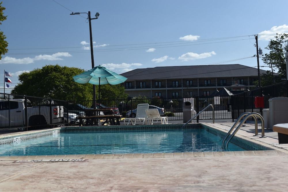 Super 8 By Wyndham Fredericksburg Hotel Exterior photo