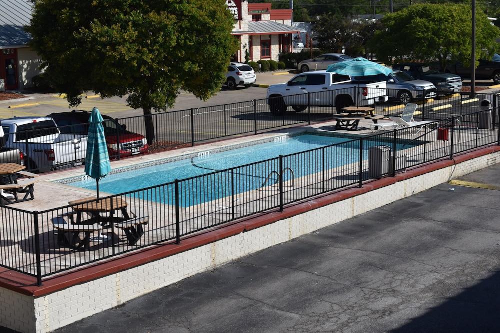 Super 8 By Wyndham Fredericksburg Hotel Exterior photo