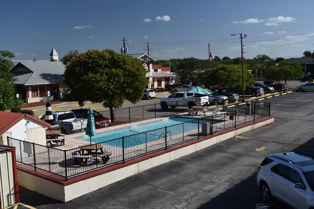 Super 8 By Wyndham Fredericksburg Hotel Exterior photo