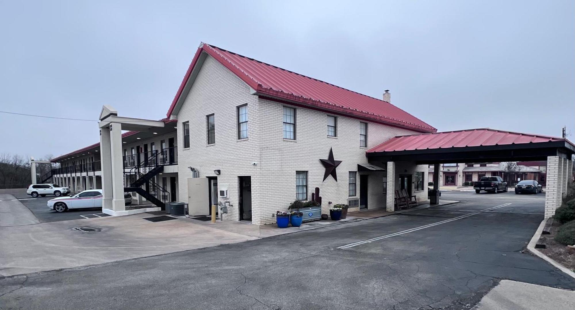 Super 8 By Wyndham Fredericksburg Hotel Exterior photo
