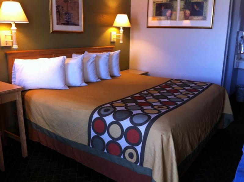 Super 8 By Wyndham Fredericksburg Hotel Exterior photo